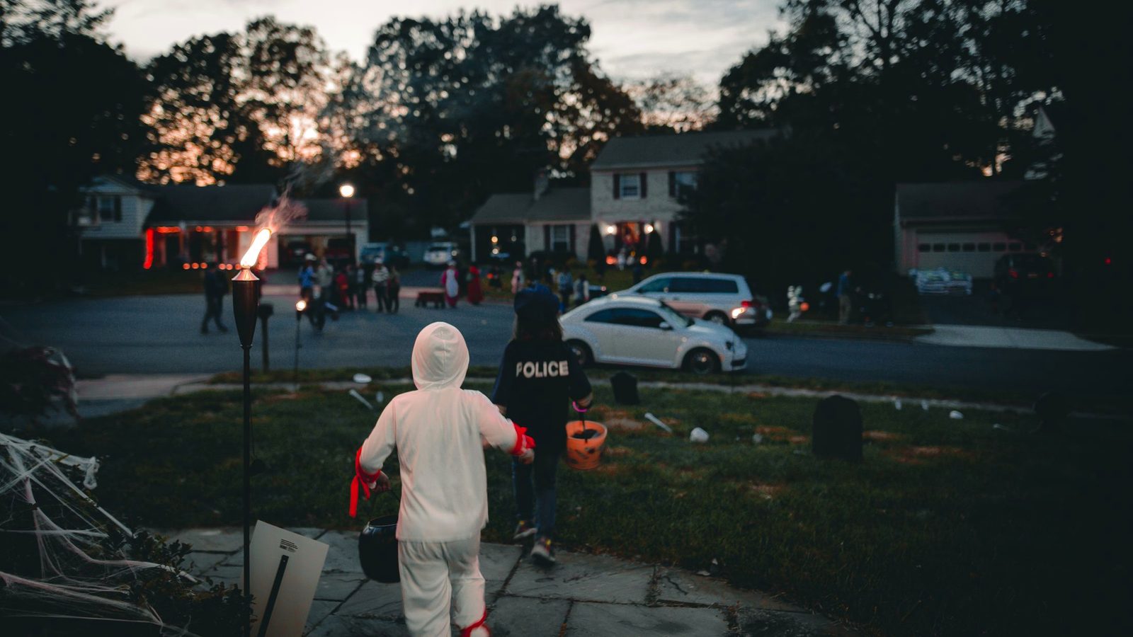 Enfants déguisés qui sonnent aux portes du quartier pour Halloween